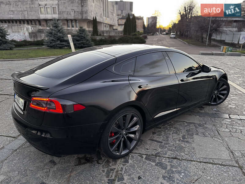 Лифтбек Tesla Model S 2017 в Черкассах