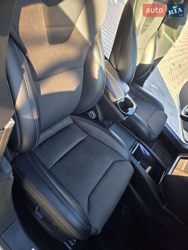 Лифтбек Tesla Model S 2017 в Киеве фото 23 Лифтбек Tesla Model S 2017 в Киеве