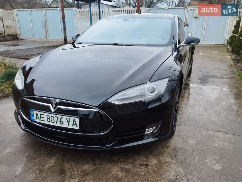 Лифтбек Tesla Model S 2015 в Кривом Роге фото Лифтбек Tesla Model S 2015 в Кривом Роге