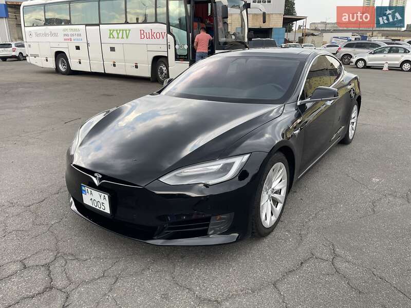 Лифтбек Tesla Model S 2016 в Киеве