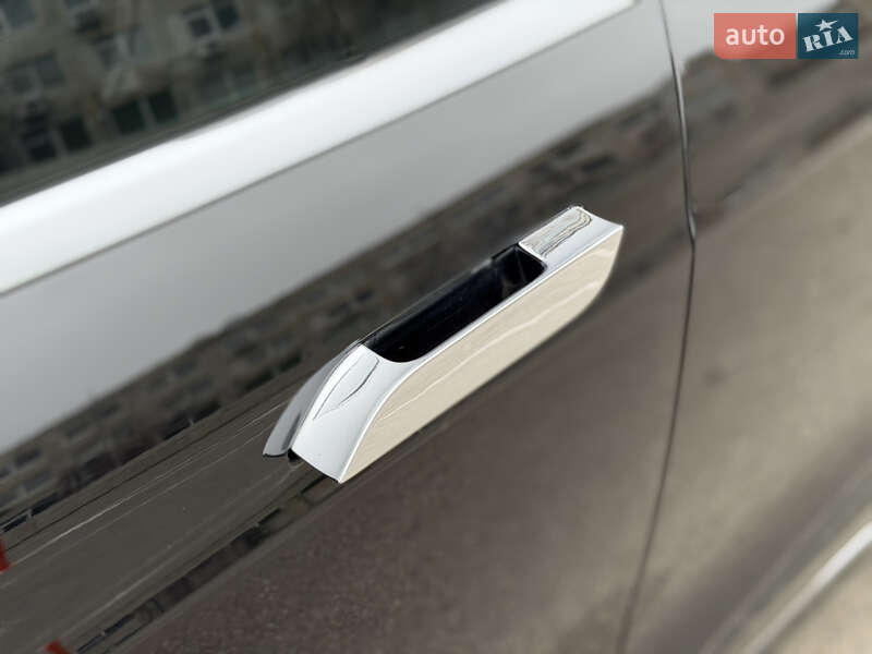 Лифтбек Tesla Model S 2016 в Киеве