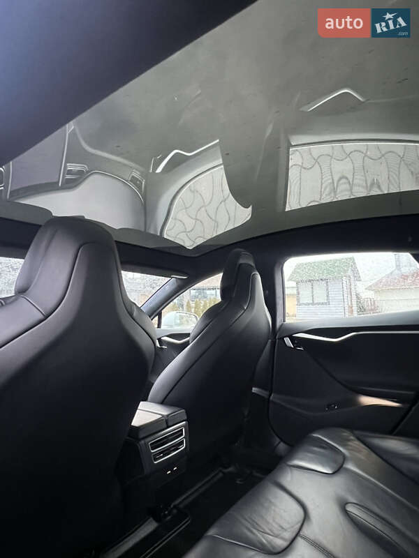 Лифтбек Tesla Model S 2017 в Черновцах