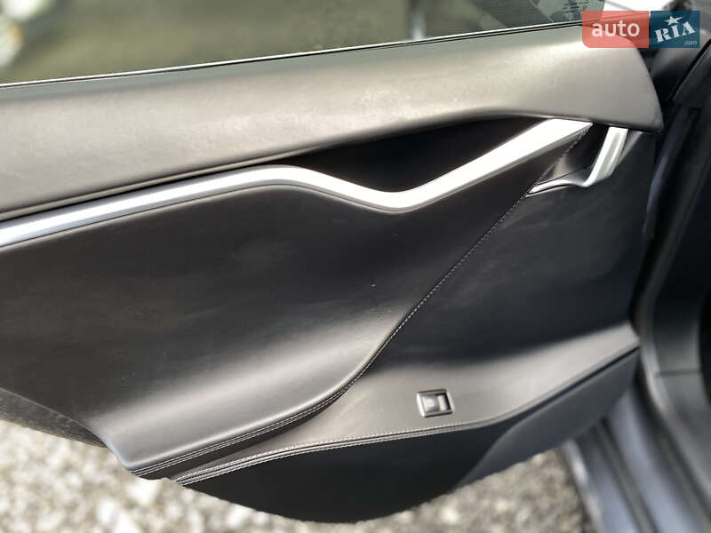 Лифтбек Tesla Model S 2017 в Луцке
