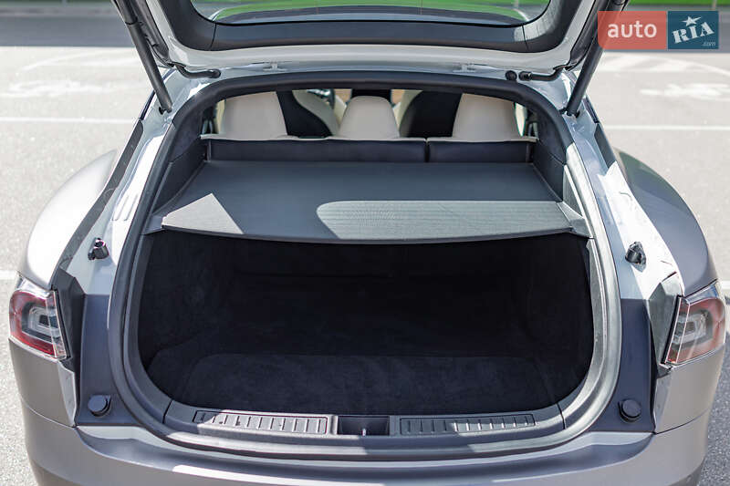 Лифтбек Tesla Model S 2019 в Киеве