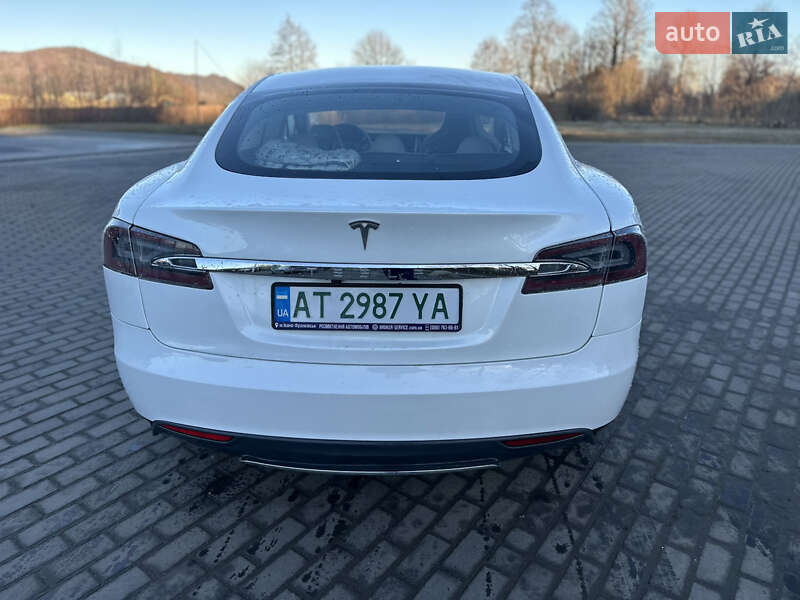 Лифтбек Tesla Model S 2013 в Долине