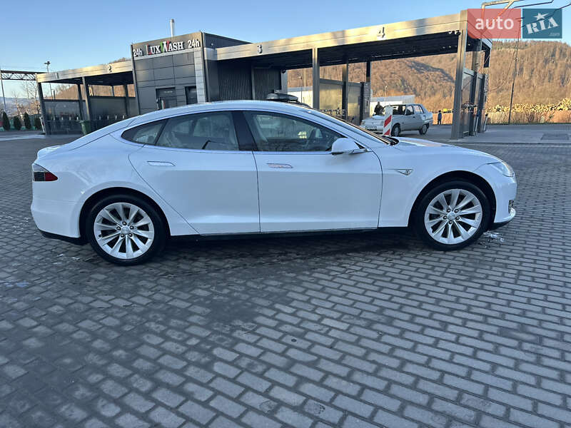 Лифтбек Tesla Model S 2013 в Долине