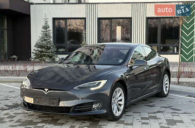 Ліфтбек Tesla Model S 2018 в Городку