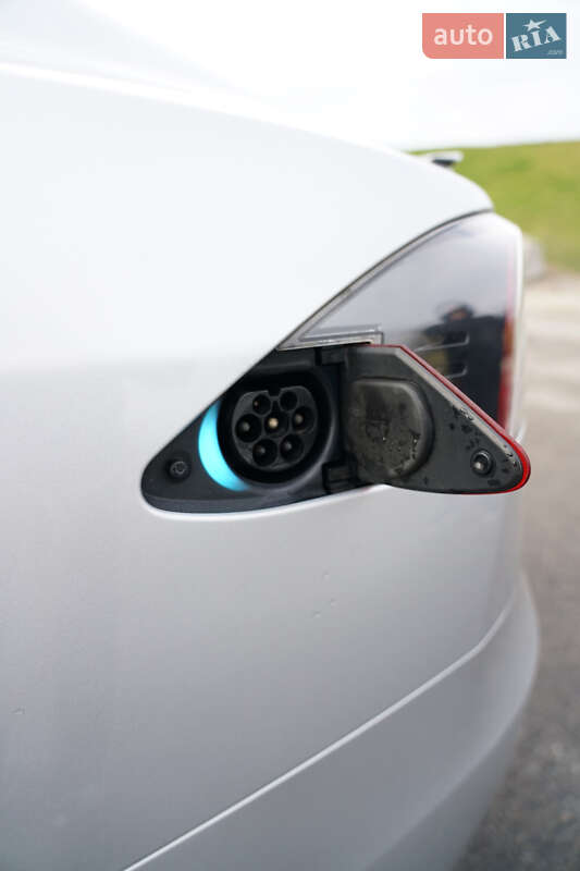 Лифтбек Tesla Model S 2018 в Днепре