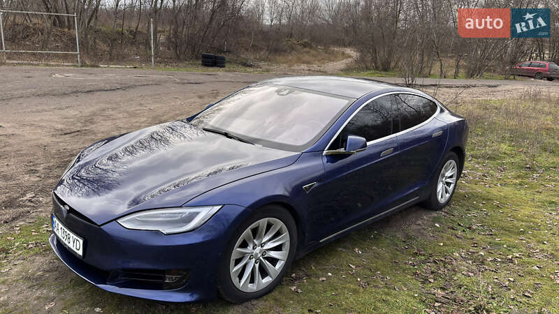 Лифтбек Tesla Model S 2016 в Киеве