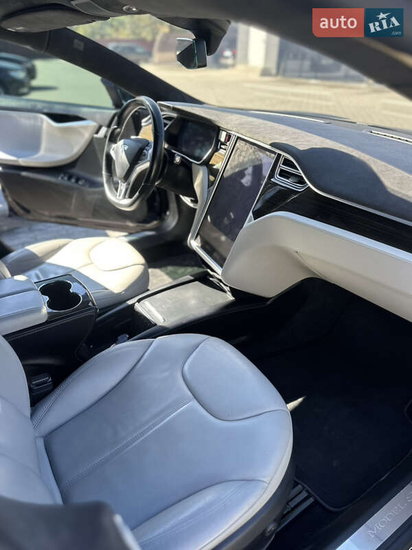 Лифтбек Tesla Model S 2015 в Львове