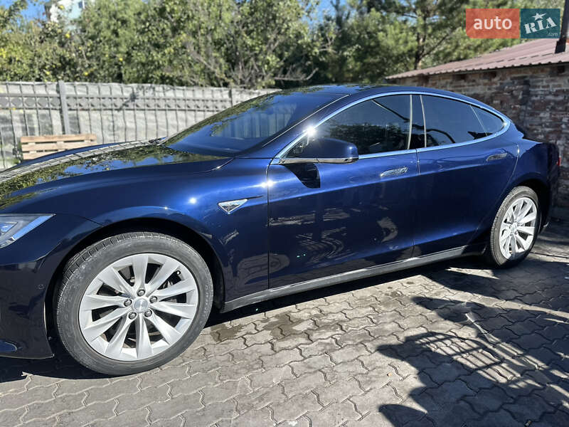 Лифтбек Tesla Model S 2015 в Львове