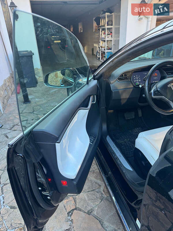 Лифтбек Tesla Model S 2019 в Ровно