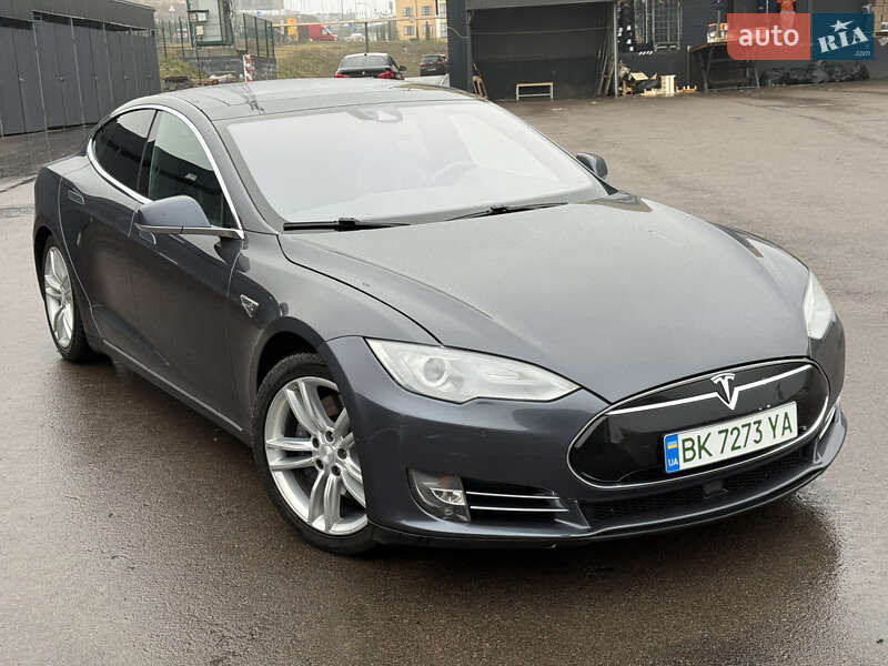 Лифтбек Tesla Model S 2015 в Ровно