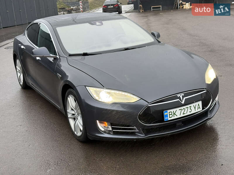 Лифтбек Tesla Model S 2015 в Ровно