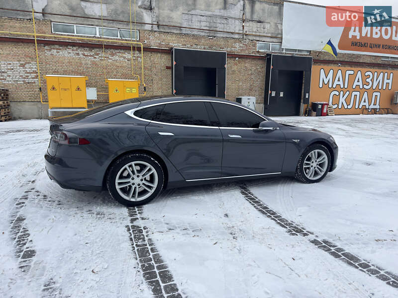 Лифтбек Tesla Model S 2016 в Львове