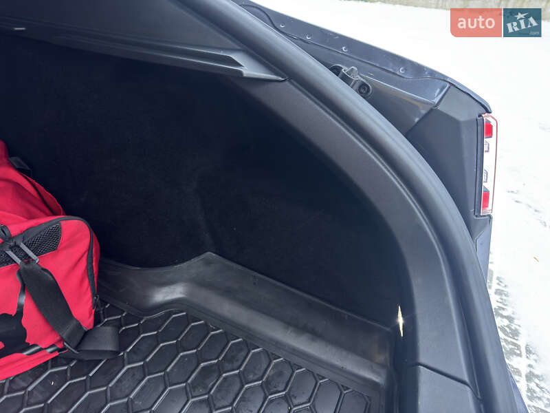 Лифтбек Tesla Model S 2016 в Львове