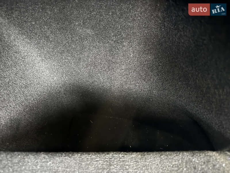 Лифтбек Tesla Model S 2017 в Киеве