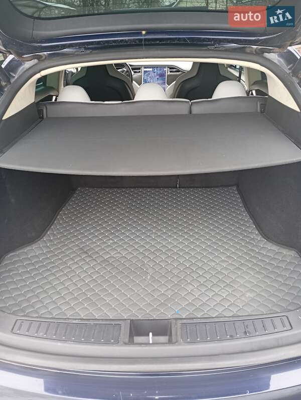 Лифтбек Tesla Model S 2013 в Нововолынске