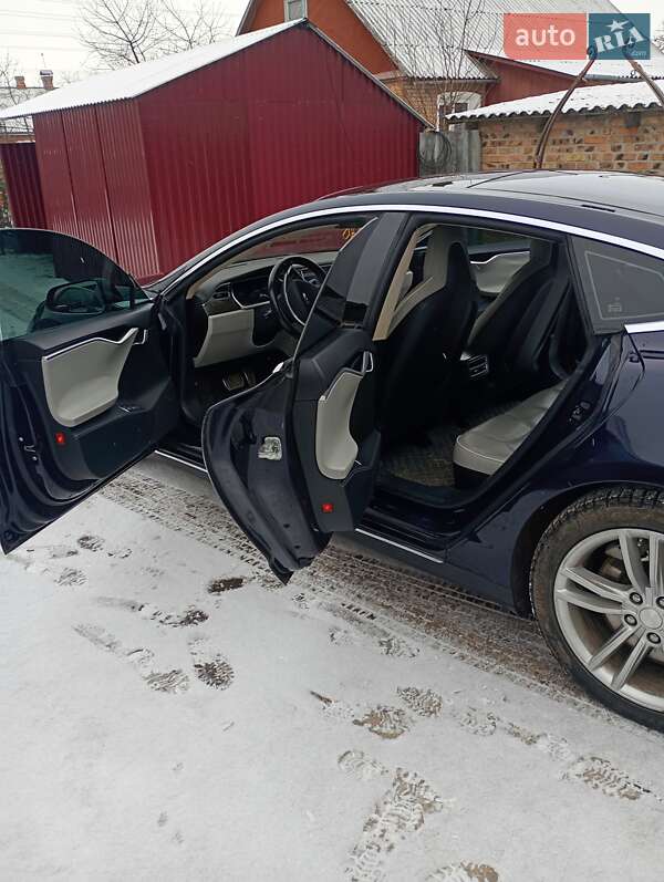 Лифтбек Tesla Model S 2013 в Нововолынске