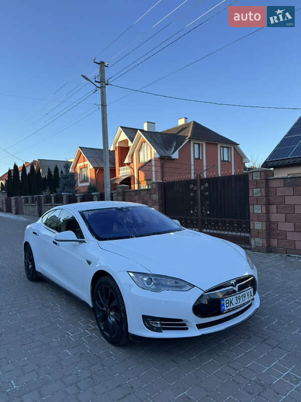 Лифтбек Tesla Model S 2015 в Ровно