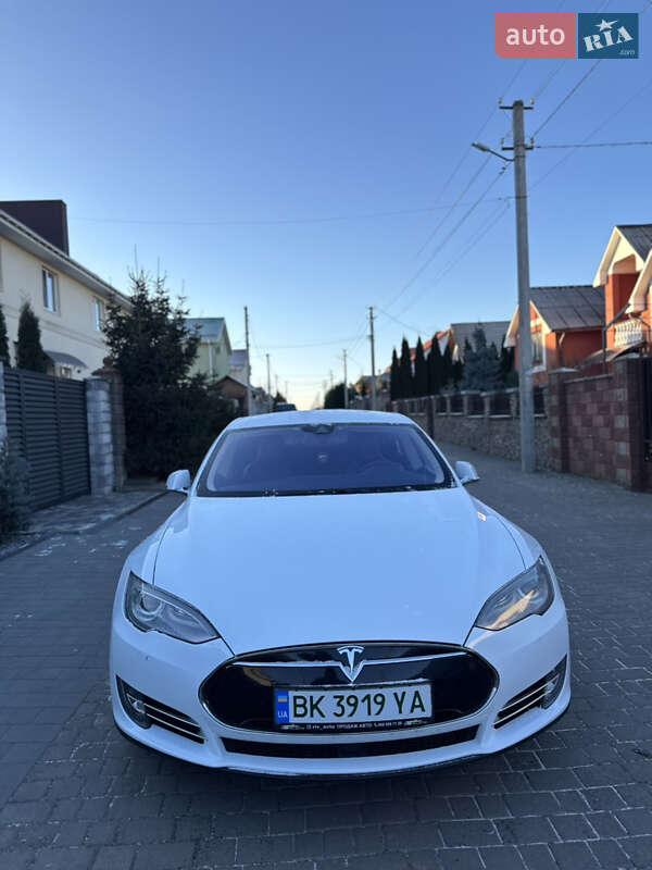Лифтбек Tesla Model S 2015 в Ровно