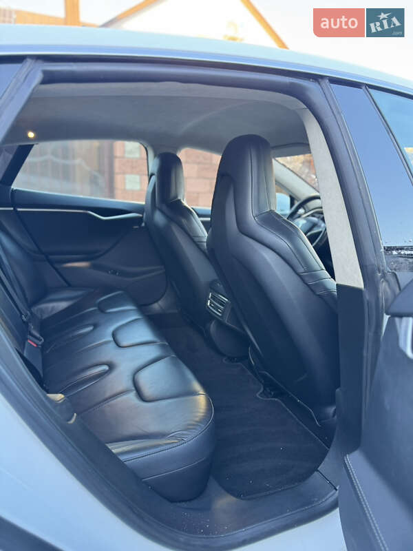 Лифтбек Tesla Model S 2015 в Ровно