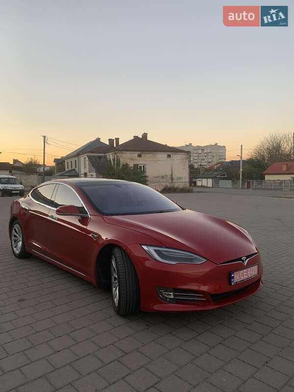Лифтбек Tesla Model S 2016 в Львове