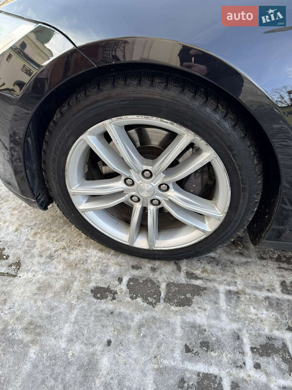 Лифтбек Tesla Model S 2016 в Львове