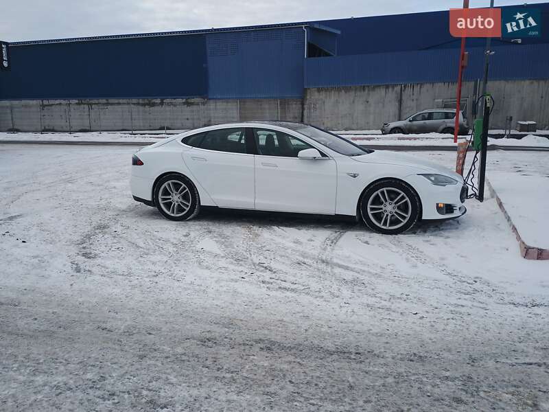 Tesla Model S 2015