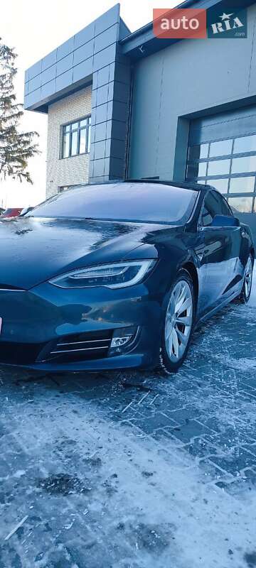 Лифтбек Tesla Model S 2016 в Сарнах