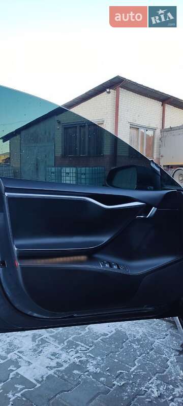Лифтбек Tesla Model S 2016 в Сарнах