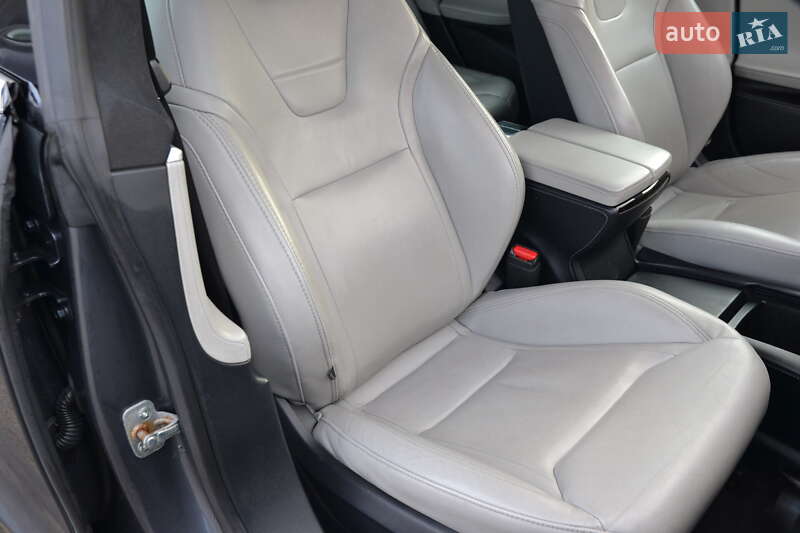 Лифтбек Tesla Model S 2016 в Луцке