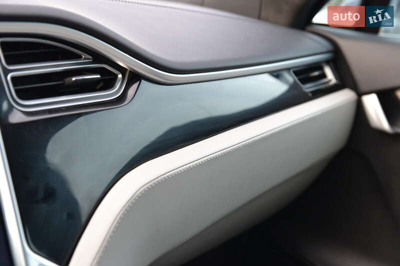 Лифтбек Tesla Model S 2016 в Луцке