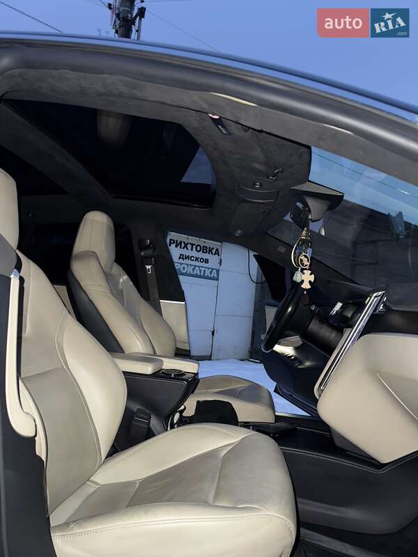 Лифтбек Tesla Model S 2016 в Киеве