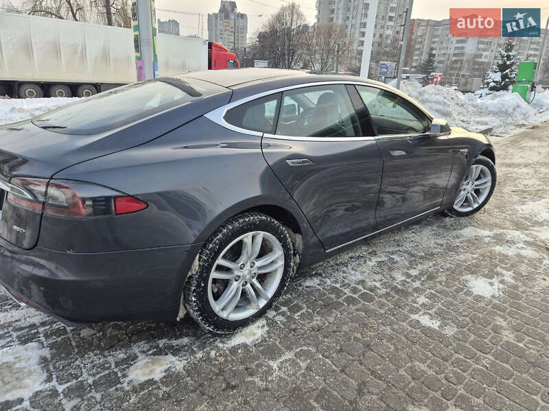 Лифтбек Tesla Model S 2015 в Львове