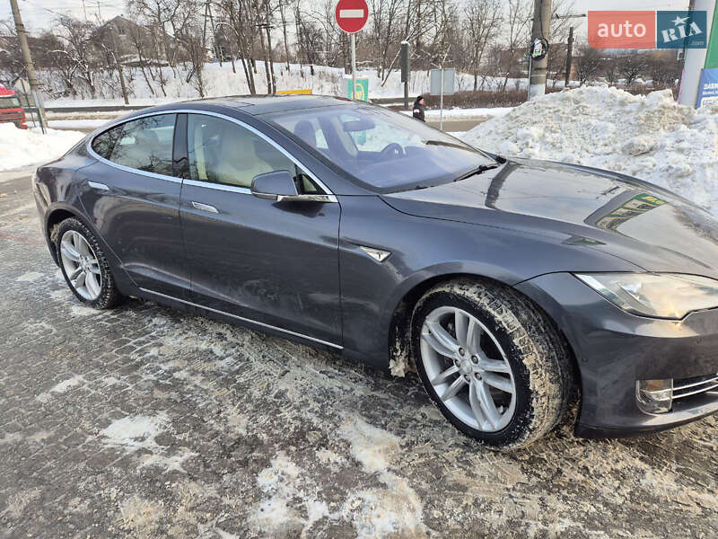 Лифтбек Tesla Model S 2015 в Львове