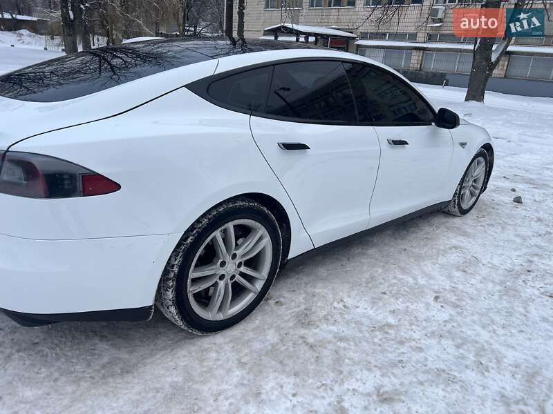 Лифтбек Tesla Model S 2014 в Киеве