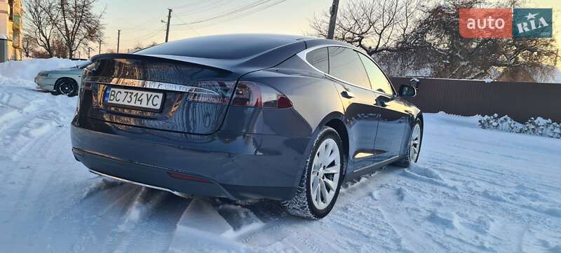 Лифтбек Tesla Model S 2015 в Нововолынске