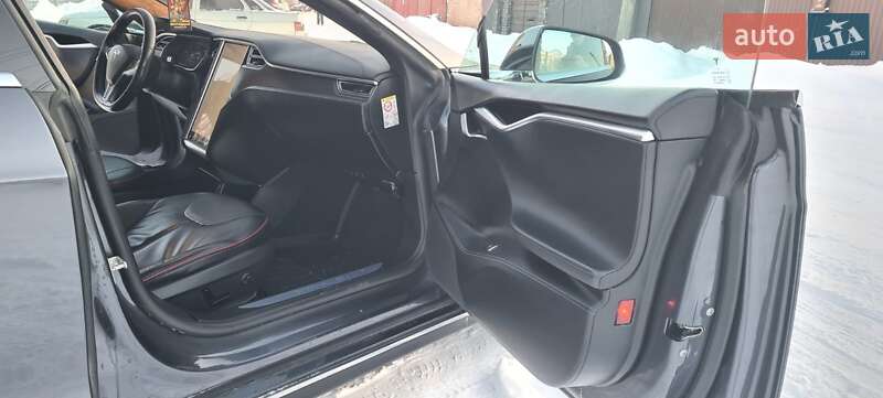 Лифтбек Tesla Model S 2015 в Нововолынске