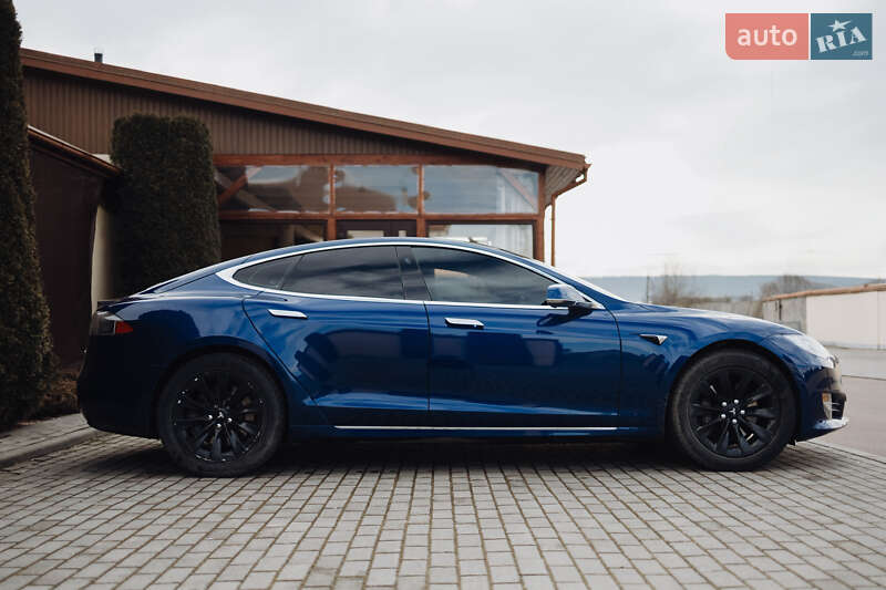 Лифтбек Tesla Model S 2017 в Львове