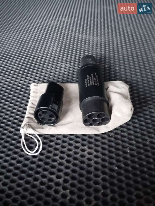 Лифтбек Tesla Model S 2017 в Сходнице