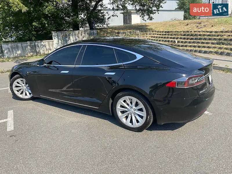 Лифтбек Tesla Model S 2016 в Киеве
