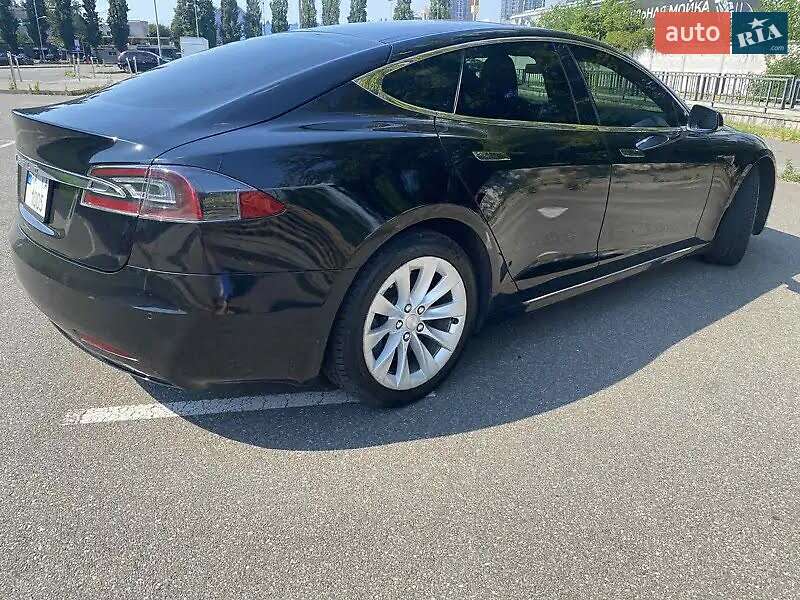 Лифтбек Tesla Model S 2016 в Киеве