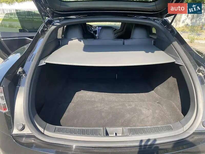 Лифтбек Tesla Model S 2016 в Киеве