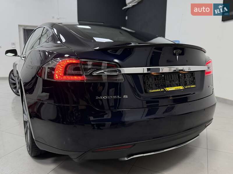 Лифтбек Tesla Model S 2015 в Дрогобыче