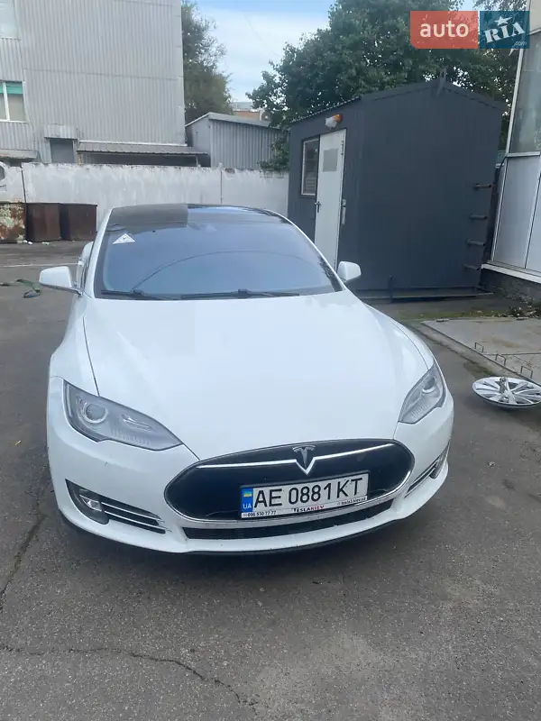 Tesla Model S 2015