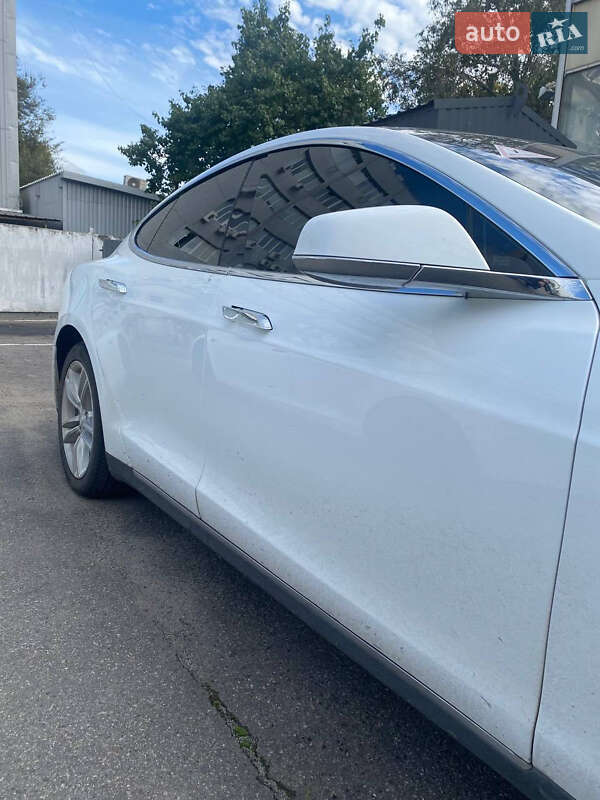 Ліфтбек Tesla Model S 2015 в Дніпрі фото 28 Ліфтбек Tesla Model S 2015 в Дніпрі