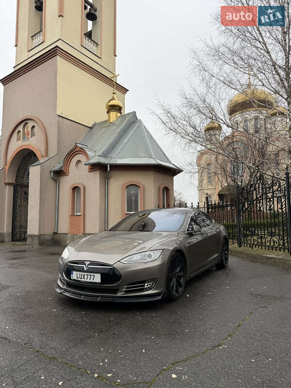 Ліфтбек Tesla Model S 2015 в Одесі
