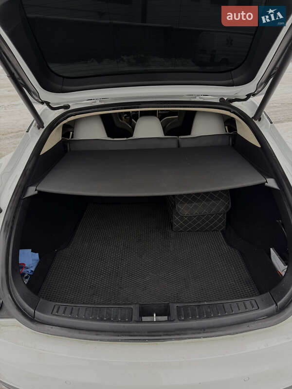 Лифтбек Tesla Model S 2015 в Киеве