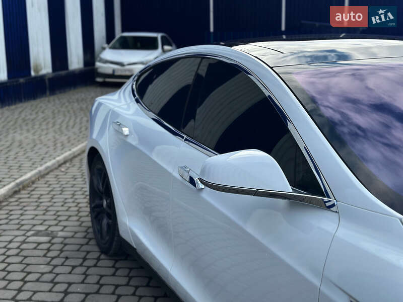 Лифтбек Tesla Model S 2016 в Ужгороде